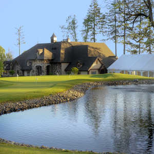 Eagle Landing GC: Practice green and Clubhouse